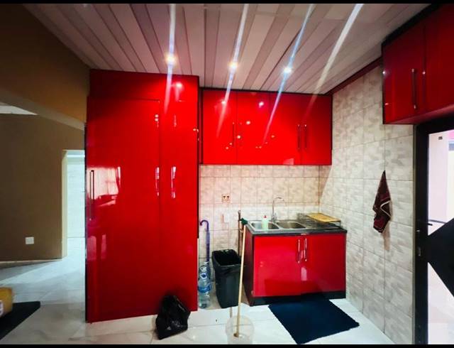 5 BEDROOM HOUSE FOR SALE IN LENASIA EXT 1